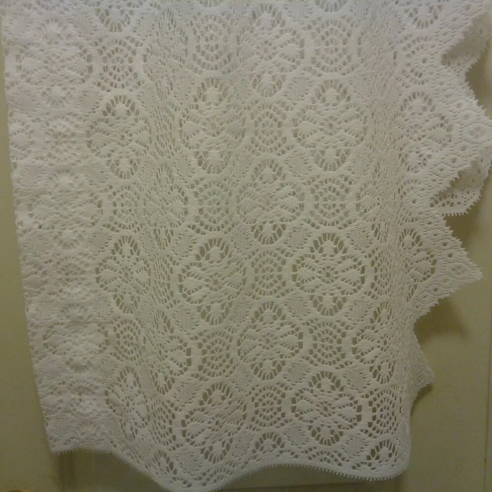 VINTAGE WHITE LACEY THICK LONG VALANCE